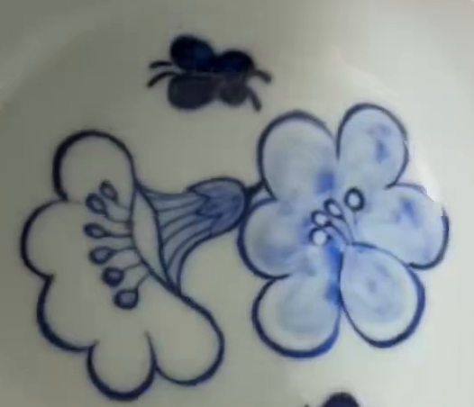 同一只杯内的花卉纹样局部