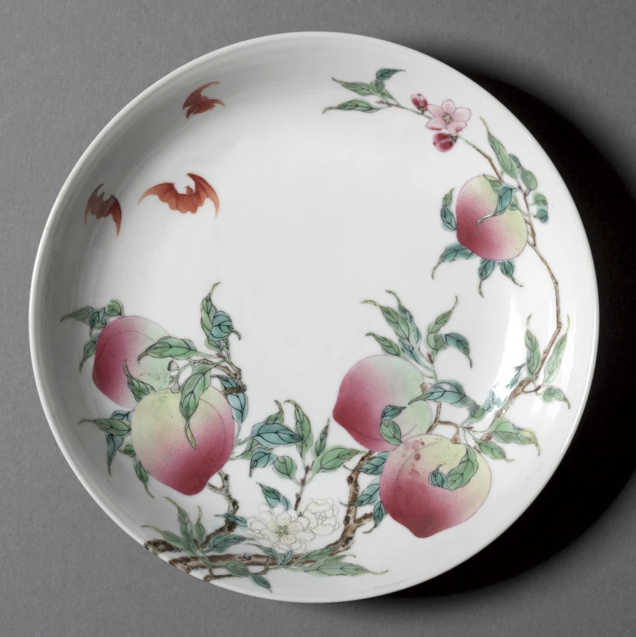 历史纹样参考，非本店现货：蝠桃纹盘。盘内红蝙蝠与桃枝；红色蝙蝠不是蝶。