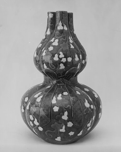 历史纹样参考,非本店现货:葫芦瓶上的葫芦藤纹——黑白馆藏照片。黑白馆藏照片;瓶体有葫芦果实、藤蔓及叶片纹样,不只是器形。不能从黑白照片推断原器釉色。